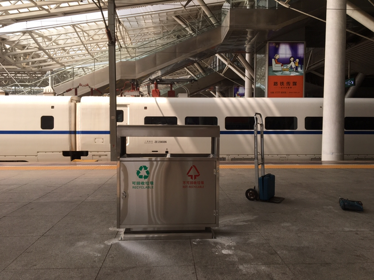 不銹鋼分類(lèi)垃圾桶